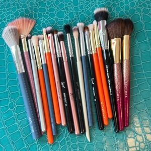 Lot of Makeup Brushes (18)